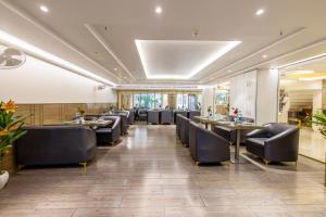 Newly Built Gold The Royal With Rooftop Restaurant - 2Mins Walk From New Delhi Rail Station & 5Mins from Connaught Place