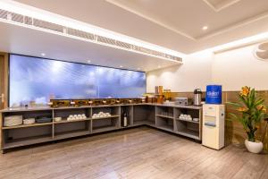 Newly Built Gold The Royal With Rooftop Restaurant - 2Mins Walk From New Delhi Rail Station & 5Mins from Connaught Place