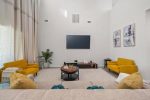 Luxurious 4-Bed Home with Pool Table & Nearby Pool