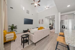 Luxurious 4-Bed Home with Pool Table & Nearby Pool