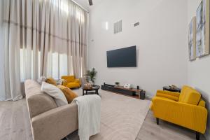 Luxurious 4-Bed Home with Pool Table & Nearby Pool