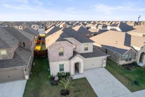 Luxurious 4-Bed Home with Pool Table & Nearby Pool