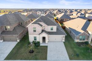 Luxurious 4-Bed Home with Pool Table & Nearby Pool