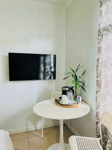 Apolonia Transient House- The White Room