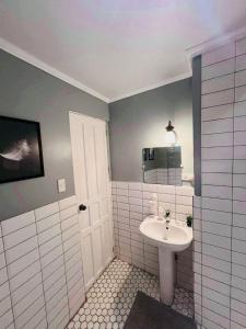 Apolonia Transient House- The White Room