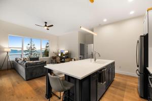 Hygge Hideaway - Breathtaking Lake View & Hot Tub