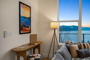 Hygge Hideaway - Breathtaking Lake View & Hot Tub