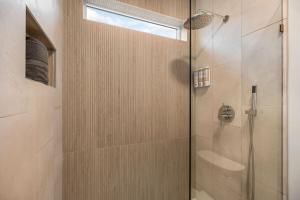 Hygge Hideaway - Breathtaking Lake View & Hot Tub