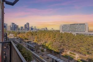 Luxury Skyline Escape, FIFA World Cup, King Bed, Free Parking, DT View, Sauna