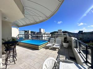 B362 - Cobertura a poucos passos do mar com piscina privativa.