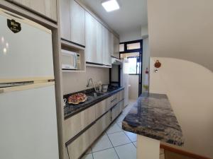 B362 - Cobertura a poucos passos do mar com piscina privativa.