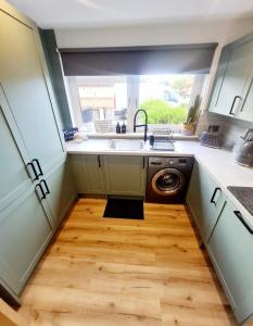 Urban 4BR house - Central-FREE parking-NO PARTY