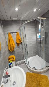 Modern 1 bedroom riverside apartment