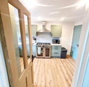 Urban 4BR house - Central-FREE parking-NO PARTY