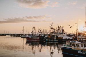 Avocet 2 Luxury Apartment with Pool and Parking