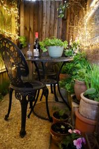 THE KNIGHTWOOD OAK a Luxury King Size Bed -En-Suite Space - LYMINGTON NEW FOREST with Private Entrance - Key Box entry-Free Parking & Private Outdoor Seating Area -Full Fibre WiFi -Town ,Shops , Pubs & Solent Way Walking Distance & Complimentary Brea