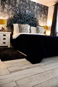 THE KNIGHTWOOD OAK a Luxury King Size Bed -En-Suite Space - LYMINGTON NEW FOREST with Private Entrance - Key Box entry-Free Parking & Private Outdoor Seating Area -Full Fibre WiFi -Town ,Shops , Pubs & Solent Way Walking Distance & Complimentary Brea