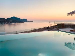 Blue Infinito Boutique Villa, Infinity Pool , Heated Jacuzzi & Panoramic Sea View