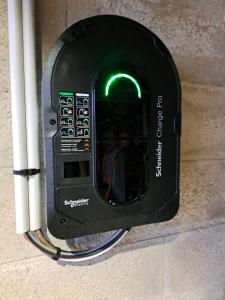 CHAMBRE PRIVEE AVEC SALON, garage voiture, vélos, motos