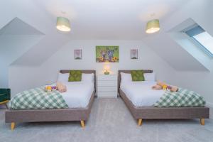 Large House - Central Telford - Sleeps 10 - Triple Driveway, Perfect for Long Term Stays