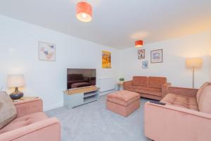 Large House - Central Telford - Sleeps 10 - Triple Driveway, Perfect for Long Term Stays