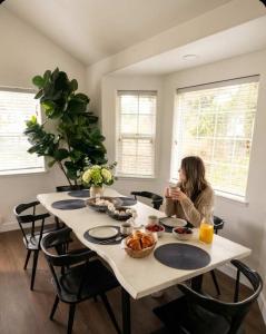 NEW Redwoods & Ocean Retreat close to dining and shops