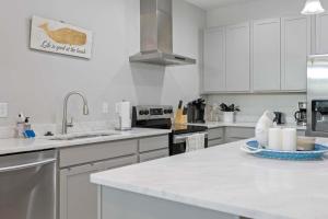 Luxury 3BR Townhome Walk to Beach Pool Access