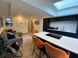 2 bedroom duplex apartment close to UHW & city centre