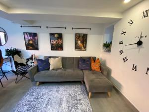 2 bedroom duplex apartment close to UHW & city centre