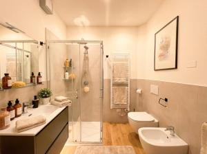 Piazza Garibaldi Terrace Apartment Iseo Center 50m to Lake 2BR