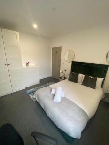 3 bedroom duplex flat Cardiff close to UHW & city centre