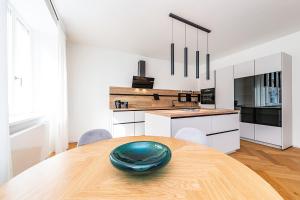 Bright Designer Apt with 2BR, 2BA and Free Parking