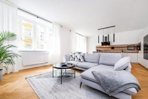 Bright Designer Apt with 2BR, 2BA and Free Parking