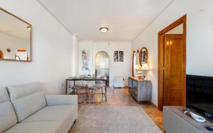 2-Bedroom Apartment with Solarium & Pool in Los Altos