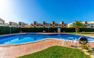 2-Bedroom Apartment with Solarium & Pool in Los Altos