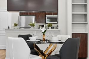 Stylish One Bedroom Uptown Dallas Stay with Free Parking near West Village