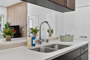 Stylish One Bedroom Uptown Dallas Stay with Free Parking near West Village