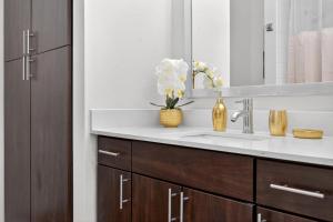 Stylish One Bedroom Uptown Dallas Stay with Free Parking near West Village