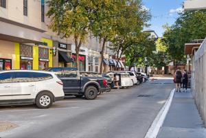 Stylish One Bedroom Uptown Dallas Stay with Free Parking near West Village