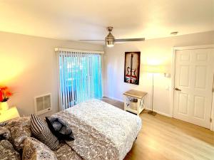 Great 2 Bedroom and 2 Bathroom Apartment in Marina