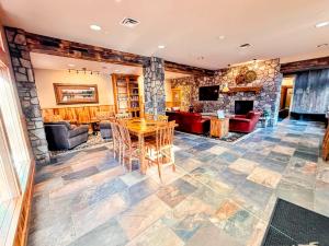 Center of all, Village View, Steps from Gondola!