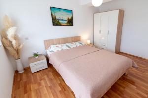 Charming & Spacious 2 Bedroom Apartment with a Gorgeous 8th-floor view