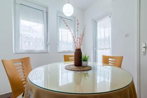 Charming & Spacious 2 Bedroom Apartment with a Gorgeous 8th-floor view