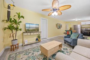 Cocoa Beach Hideaway 1BR Walk to the Sea