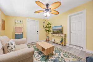 Cocoa Beach Hideaway 1BR Walk to the Sea