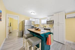 Cocoa Beach Hideaway 1BR Walk to the Sea