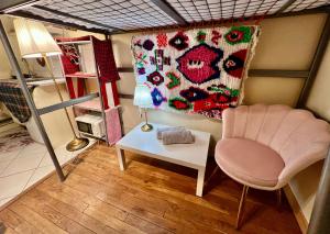 Paris center Eiffel studio