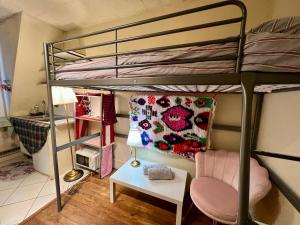 Paris center Eiffel studio