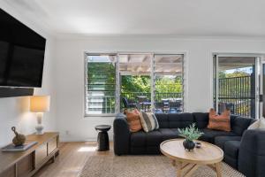 Mollymook Golden Sands - timeless 5 BR beach house