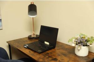 Modern 2 Bed 2 Bath Apartment, Walk To Town Center